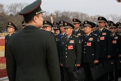 Delegados militares a su llegada a la sesión inaugural de la Asamblea Nacional Popular celebrada en Pekín, este miércoles.