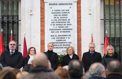 La alcaldesa de Madrid, Manuel Carmena (3d), y la presidenta de la Comunidad de Madrid, Cristina Cifuentes (3i), acompañadas por el presidente de la Asociación de Víctimas del Terrorismo, Alfonso Sánchez (i), la presidenta de la Asociación de Ayuda a las Víctimas del 11-M, Ángeles Domínguez (2i), la presidenta de la Fundación Víctimas del Terrorismo, Mª del Mar Blanco (d), y el presidente de la Asociación 11–M Afectados del Terrorismo, Eulogio Paz, tras depositar una corona de laurel ante la placa que recuerda a las víctimas de los atentados del 11 de marzo de 2004 en la fachada de la Real Casa de Correos.