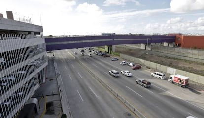El puente que comunica los aeropuertos de San Diego y Tijuana por encima de la frontera.