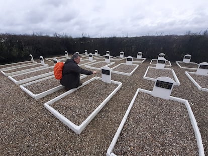 David Fraile, sobrino de Jesús Fraile, visita la tumba de su tío en Septfonds (Francia) el pasado sábado. 