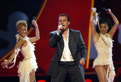Ramón canta 'Para llenarme de ti' durante la final en la Arena de Abdi Ipekci en Estambul, Turquía, en mayo de 2004.