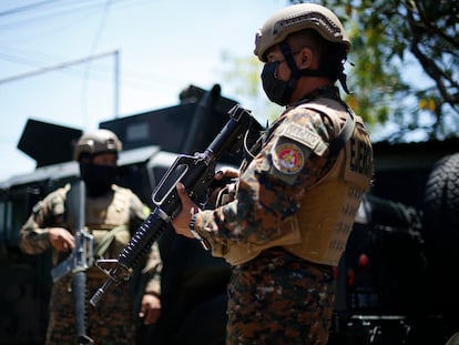 Soldados prestan guardia en un punto de control, en San Salvador.