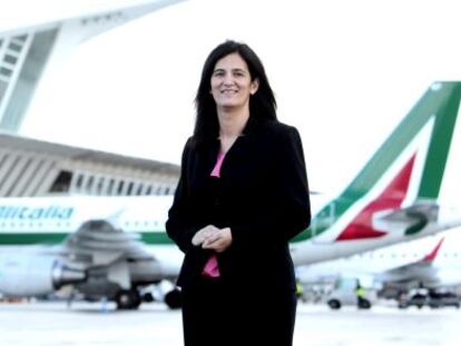 La directora del aeropuerto de Loiu, Cristina Echevarría, en la pista del aeródromo.