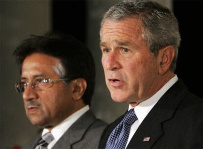 El ex presidente paquistaní, Pervez Musharraf, junto a George W. Bush, en una imagen de 2006.