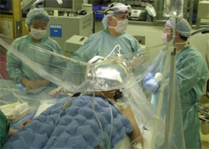 Implantación de electrodos en un paciente con Parkinson, en una intervención de 2002 en EE UU.