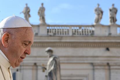 El Papa Francisco llega para la audiencia general semanal a la plaza de San Pedro, en el Vaticano.