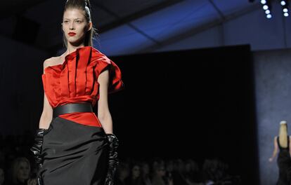 El diseñador nepalí Prabal Gurung muestra por primera vez su colección en la Fashion Week de Nueva York para la primavera-verano de 2010