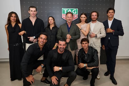 Los invitados al evento de TAG Heuer durante el GP de Fórmula 1 en Barcelona. De pie, de izquierda a derecha: Belén Hostalet, Eric Masip, Marta García López, Christian Horner, Almudena Fernández, Manu Campa y Pepe Martí. En primera fila: Jaime Atrain, Miguel Ángel Muñoz y Daniel Illescas.