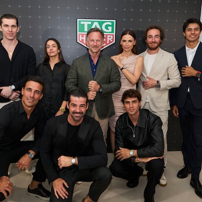 Los invitados al evento de TAG Heuer durante el GP de Fórmula 1 en Barcelona. De pie, de izquierda a derecha: Belén Hostalet, Eric Masip, Marta García López, Christian Horner, Almudena Fernández, Manu Campa y Pepe Martí. En primera fila: Jaime Atrain, Miguel Ángel Muñoz y Daniel Illescas.