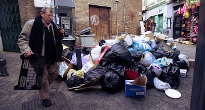 Basura acumulada, ayer, en una calle de la capital granadina.