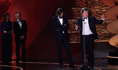 Jacques Audiard gana el Goya a mejor pelcula europea por Emilia Prez. Los distribuidores de la pelcula en Espa?a han subido al escenario a recoger el premio.