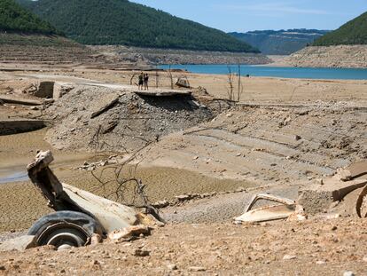 Vista del embalse de Rialb (Lleida) tomada este lunes en el antiguo pueblo de Tiurana.