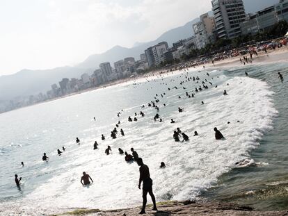 Bañistas se refrescan tras otro día de calor en la playa de Ipanema, en Río (Brasil), este miércoles.