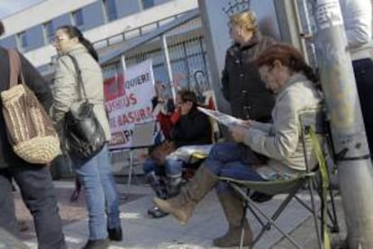 La plantilla de Respuestas Auxiliares, la concesionaria del servicio de limpieza de los colegios públicos de Jerez, continúa hoy, viernes 19 de octubre del 2012, en huelga para reclamar el pago de los salarios atrasados.