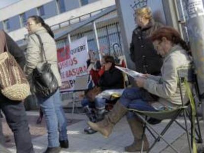 La plantilla de Respuestas Auxiliares, la concesionaria del servicio de limpieza de los colegios públicos de Jerez, continúa hoy, viernes 19 de octubre del 2012, en huelga para reclamar el pago de los salarios atrasados.