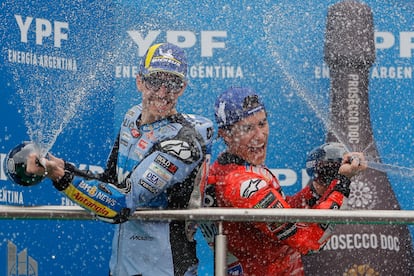 El español Marc Márquez (d), de Ducati Lenovo, celebra desde el podio junto al su hermano Alex Márquez (segundo lugar), de BK8 Gresini Racing MotoGP, en el Gran Premio de Argentina este domingo.