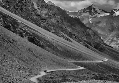 En la fotografía la carretera que conduce a Ladakh. Esta región de la India se conoce como ”tierra de los pasos elevados" (tres de ellos supera los 5.000 metros de altura) y se encuentra entre las montañas Kunlun al norte y el Himalaya al sur. 
