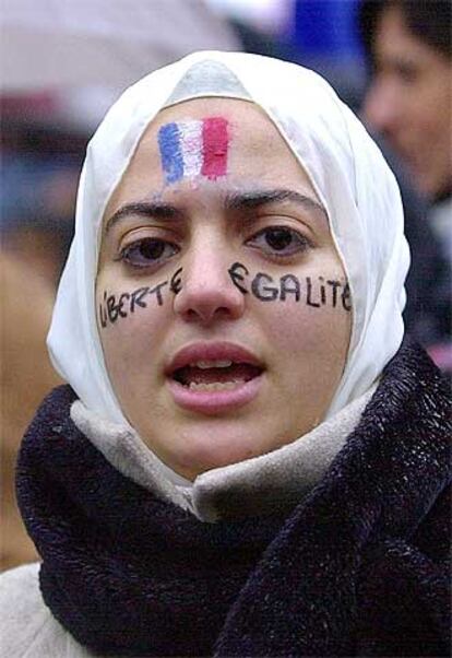 Una joven musulmana se manifiesta en París contra la ley del velo islámico.