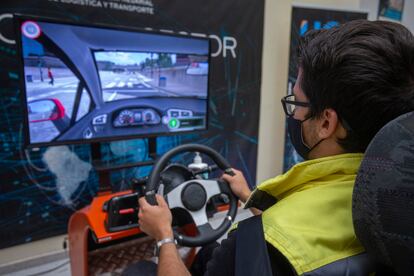 Carlos Barderas hace una demostración de un simulador de conducción en la Escuela de Repartidores de España en Coslada, Madrid.