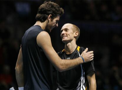 Davydenko y Del Potro se saludan tras el partido