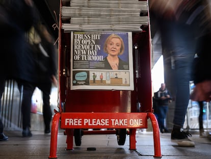 Portada del periódico 'The Evening Standard' con la renuncia de la primera ministra Liz Truss, en  anuncia la renuncia de la primera ministra Liz Truss, en Westminster (Londres), este jueves..