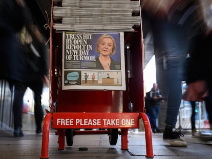 Portada del periódico 'The Evening Standard' con la renuncia de la primera ministra Liz Truss, en anuncia la renuncia de la primera ministra Liz Truss, en Westminster (Londres), este jueves..