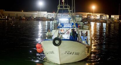Un barco pesquero de Cádiz, en su llegada a la costa.