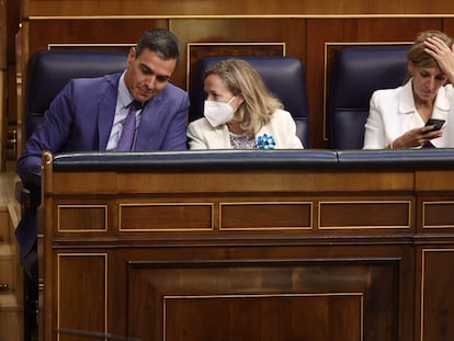 El presidente del Gobierno, Pedro Sánchez; la vicepresidenta primera, Nadia Calviño, y la vicepresidenta segunda, Yolanda Díaz, en una sesión plenaria, el 8 de junio de 2022.