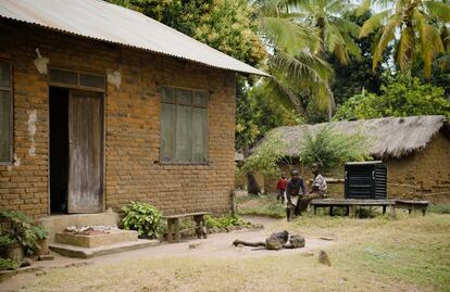 En la ciudad de Ifakara, en el interior de Tanzania, las cabañas son demasiado pequeñas para tanta actividad. Aquí la gente es pobre. En la mayoría de las casas caben una, o, a lo sumo, dos camas. Y, salvo dormir, todo se hace en el exterior. Y en el exterior es donde están los mosquitos, ese peligro mortal. 