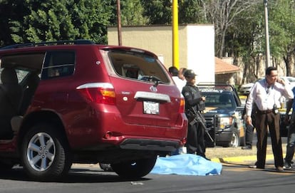 Agentes policiales resguardan la zona donde sujetos armados asesinaron al secretario de Turismo del estado de Jalisco, José de Jesús Gallegos