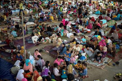 Evacuados de la ciudad de Marawi descansan en un campamento en la isla meridional de Mindanao (Filipinas).