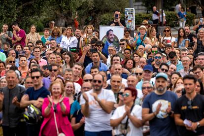 Asistentes al acto de campaña de Alvise Pérez en la Plaza Colón de Madrid