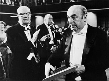 Pablo Neruda recibe el Premio Nobel de Literatura en 1971.