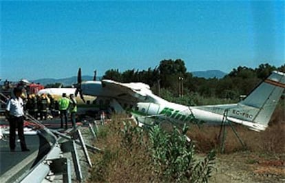 Estado en que quedó el avión que ayer se estrelló en las proximidades del aeropuerto de Málaga.