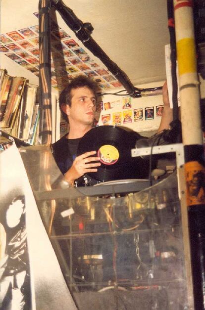 Josele Santiago pinchando en la cabina de Agapo (Madrid), a finales de los ochenta.