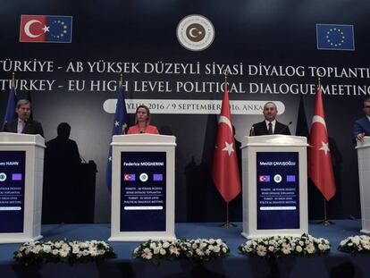 De izquierda a derecha: el comisario de Ampliaci&oacute;n de la UE, Johannes Hahn; la jefa de Pol&iacute;tica Exterior de la UE, Federica Mogherini; el ministro turco de Exteriores, Mevl&uuml;t &Ccedil;avusoglu, y el ministro turco de Asuntos Europeos, &Ouml;mer &Ccedil;elik, durante la comparecencia de prensa este viernes en Ankara tras su reuni&oacute;n. 