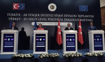 De izquierda a derecha: el comisario de Ampliaci&oacute;n de la UE, Johannes Hahn; la jefa de Pol&iacute;tica Exterior de la UE, Federica Mogherini; el ministro turco de Exteriores, Mevl&uuml;t &Ccedil;avusoglu, y el ministro turco de Asuntos Europeos, &Ouml;mer &Ccedil;elik, durante la comparecencia de prensa este viernes en Ankara tras su reuni&oacute;n. 