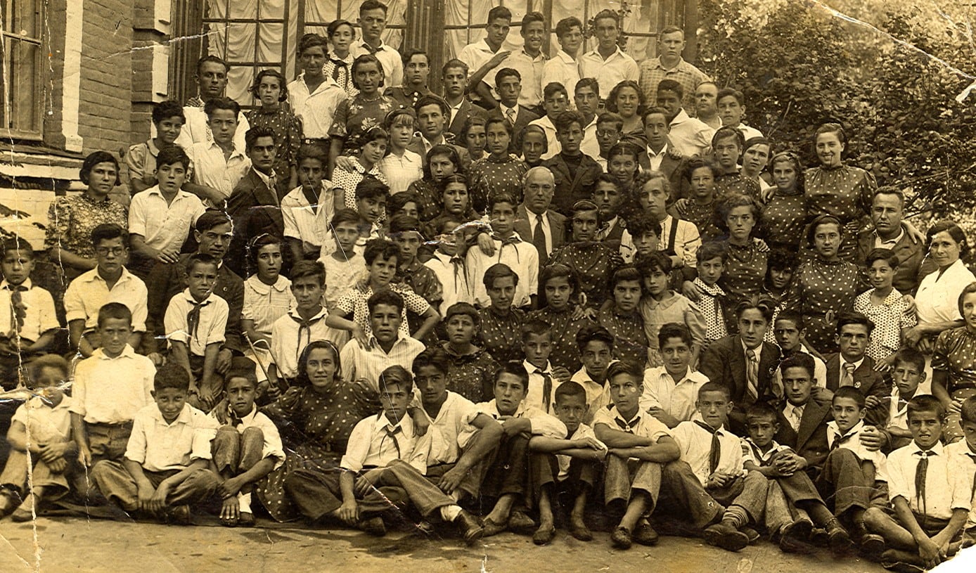Colonia de los niños españoles en Ucrania. Carmen Barrera es la octava por la derecha en la tercera fila por abajo y abraza a su hermano, Alejandro, que murió con 14 años.