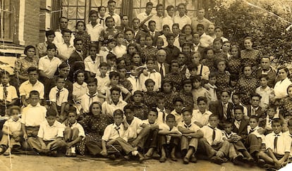 Colonia de los niños españoles en Ucrania. Carmen Barrera es la octava por la derecha en la tercera fila por abajo y abraza a su hermano, Alejandro, que murió con 14 años.