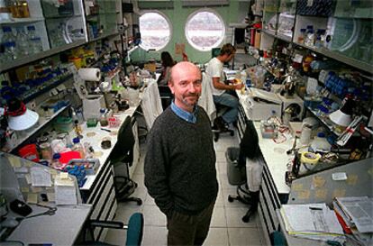 Víctor de Lorenzo, experto en biorremediación, en su laboratorio del Centro Nacional de Biotecnología del CSIC, en Madrid.