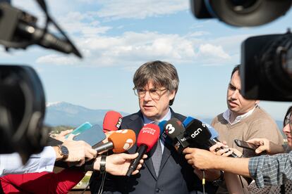 El candidato de Junts a la Generalitat, Carles Puigdemont, durante las declaraciones que ha ofrecido en Albera (Francia) este domingo.