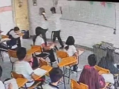 Captura de pantalla del video difundido en redes sociales en el que un alumno de secundaria apuñala a su maestra, en Ramos Arizpe (Coahuila).