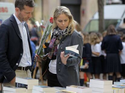 Una pareja en una de las paradas de libros de Sant Jordi.