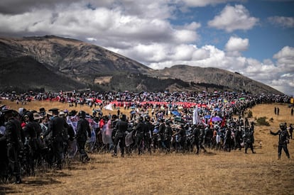 Simpatizantes del presidente Pedro Castillo se reunieron en la Pampa de la Quinua para la ceremonia de investidura presidencial simbólica en Ayacucho, al sur de Perú.