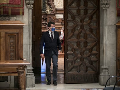 Manuel Valls abandona la sala de plenos del Ayuntamiento de Barcelona, en mayo pasado.