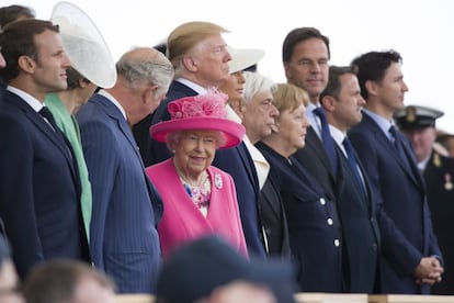 La reina Isabel II y el príncipe Carlos conversan durante los actos conmemorativos del día D en Portsmouth.