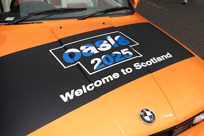 Un coche cerca del Estadio Murrayfield, donde se celebra 
el concierto de Oasis en Edimburgo