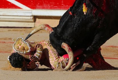 Iván Fandiño es alcanzado por su primer toro, sin consequencias, al entrar a matar.