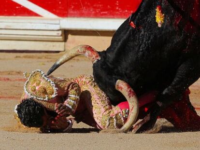 Iván Fandiño es alcanzado por su primer toro, sin consequencias, al entrar a matar.