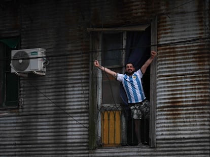 Un aficionado de Argentina celebra un gol de la selección de fútbol en el Mundial de Qatar de diciembre de 2022, en el barrio de La Boca.